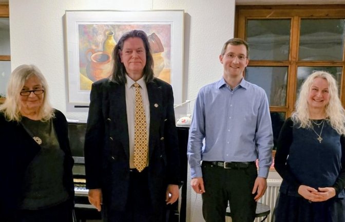 Großer Beifall für die Akteure (von rechts): Birgitta Falz, Jan Meier, Thomas Habermaier und Ursula Layher.  <span class='image-autor'>Foto: p</span>