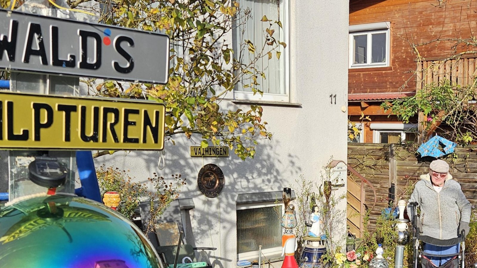 Aus dem, was andere loswerden möchten, macht Ewald Schrade seit einigen Jahren bunte Skulpturen. Im Sommer hatte der Vaihinger mit Erlaubnis der Stadt vorübergehend farbige Kugeln im Marktplatzbrunnen schwimmen lassen – als Hingucker. In seinem Vorgarten in der Kernstadt, Löbertstraße 11, können jetzt ältere und neue Skulpturen aus Sperrmüll und Co. betrachtet werden. Foto: Rieger