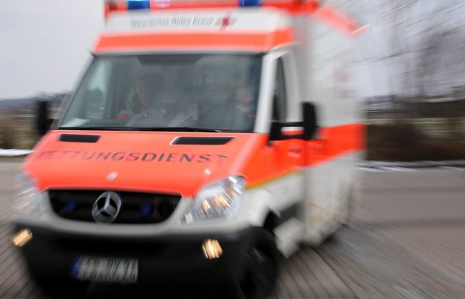Der Rettungsdienst hat einen E-Scooter-Fahrer ins Krankenhaus gebracht. (Symbolfoto)<span class='image-autor'>Stephan Jansen/dpa</span>