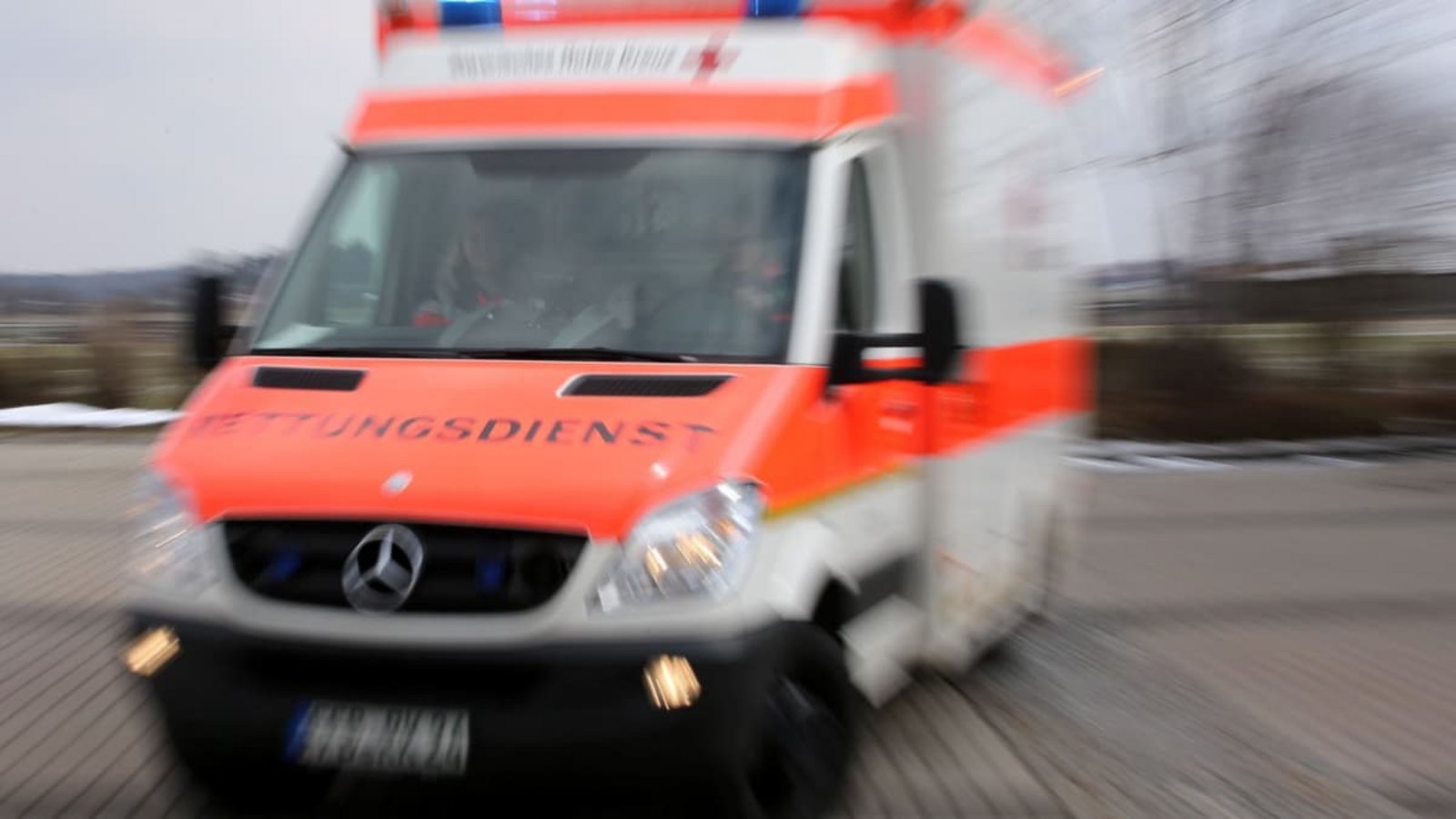 Der Rettungsdienst hat einen E-Scooter-Fahrer ins Krankenhaus gebracht. (Symbolfoto)Stephan Jansen/dpa