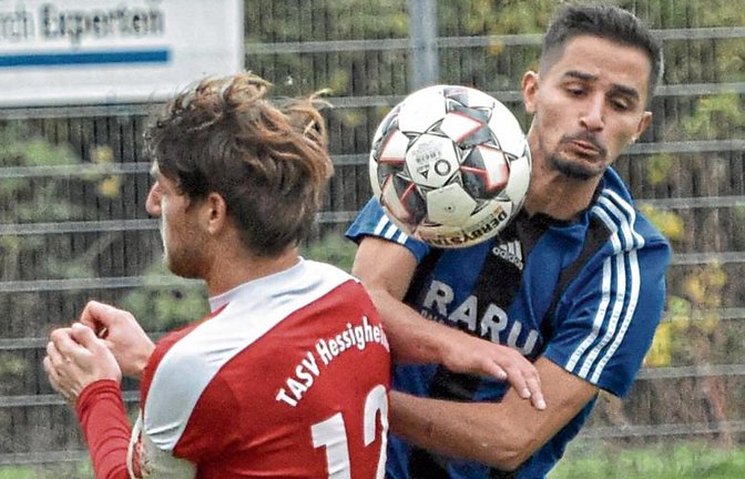 Der TSV Enzweihingen mit Tomas Karabas (rechts) ist auch gegen den TASV Hessigheim gehörig unter die Räder gekommen und hat vor heimischem Publikum mit 0:5 verloren. Foto: Leitner