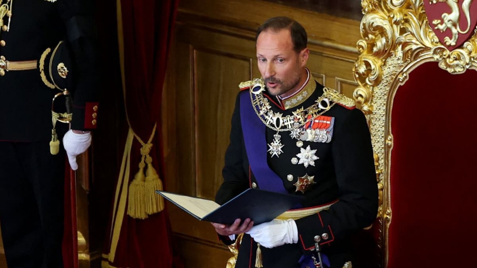 Ein historischer Moment für Norwegen: König Haakon hat den Eid auf die Verfassung im Parlament in Oslo abgelegt.ODD ANDERSEN/afp Ein historischer Moment für Norwegen: König Haakon hat den Eid auf die Verfassung im Parlament in Oslo abgelegt.ODD ANDERSEN/afp