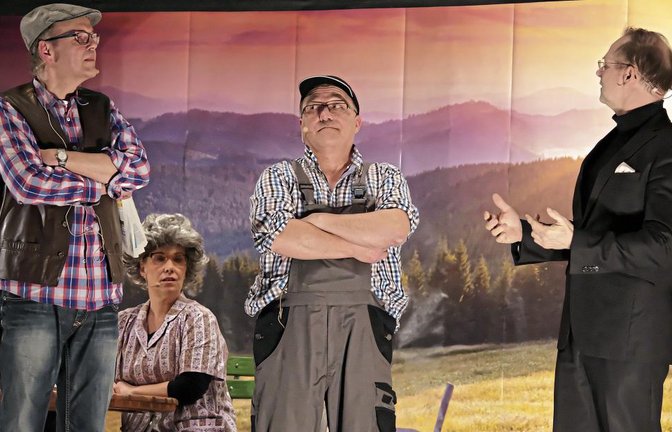 Franz (Reiner Ackermann) und Paul (Sieghard Geske) haben einiges mit dem Doktor (Achim Kumme) zu besprechen. Fotos: Friedrich