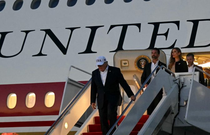 Donald Trump reist nach dem Nato-Gipfel in der Türkei nicht in seiner neuen, von Katar geschenkten Air Force One weiter - und hat damit Spekulationen über die Sicherheit der Maschine angeheizt (Archivfoto).<span class='image-autor'>SAUL LOEB/afp</span>