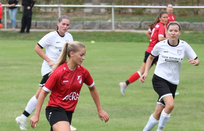 Mit drei Toren hat Lea Schmid (am Ball) maßgeblichen Anteil am klaren Auswärtssieg des SV Horrheim II bei der SGM Roßwag/Großglattbach. <span class='image-autor'>Foto: Dittrich</span>