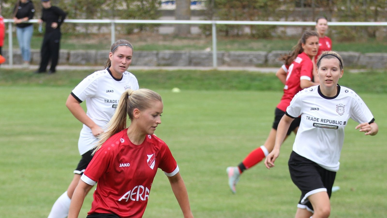Mit drei Toren hat Lea Schmid (am Ball) maßgeblichen Anteil am klaren Auswärtssieg des SV Horrheim II bei der SGM Roßwag/Großglattbach. Foto: Dittrich Mit drei Toren hat Lea Schmid (am Ball) maßgeblichen Anteil am klaren Auswärtssieg des SV Horrheim II bei der SGM Roßwag/Großglattbach. Foto: Dittrich