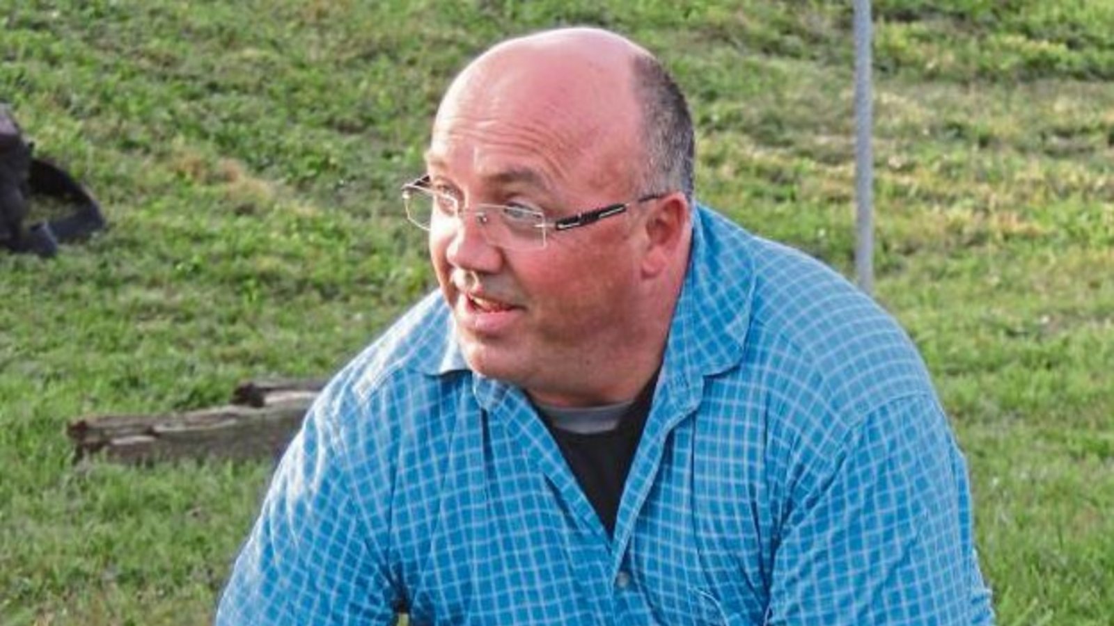 Auf den Zentimeter genau misst Parcourschef Markus Rau (links) die Abstände zwischen den Hindernissen aus. Der Aufbau eines Springparcours ist aber nicht nur Feinarbeit. In der Regel heißt es kräftig anpacken. Nicole Kachler (rechts oben), die Pressewartin des RFZV Nussdorf, schleppt Fangständer. Und Thomas Henig, der Assistent des Parcourschefs, befestigt die Schalen für die Stangen und legte diese auf. Fotos: Nachreiner