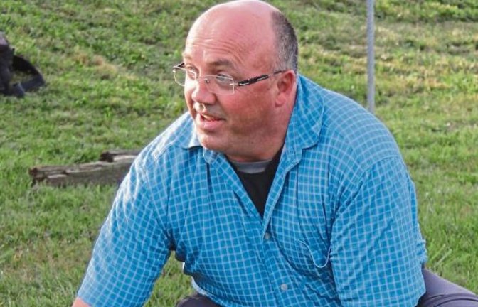 Auf den Zentimeter genau misst Parcourschef Markus Rau (links) die Abstände zwischen den Hindernissen aus. Der Aufbau eines Springparcours ist aber nicht nur Feinarbeit. In der Regel heißt es kräftig anpacken. Nicole Kachler (rechts oben), die Pressewartin des RFZV Nussdorf, schleppt Fangständer. Und Thomas Henig, der Assistent des Parcourschefs, befestigt die Schalen für die Stangen und legte diese auf. Fotos: Nachreiner