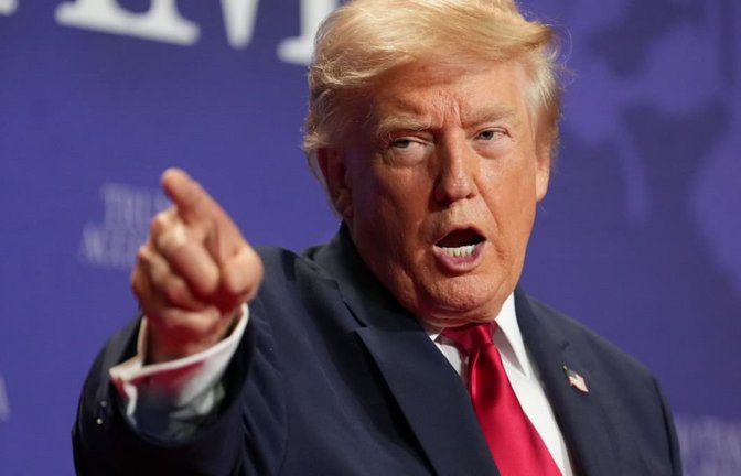 US-Präsident Trump in Las Vegas. Nach dem Auftritt wunderten sich viele über die neue Haarfülle.<span class='image-autor'>Mark Schiefelbein/AP/dpa</span>