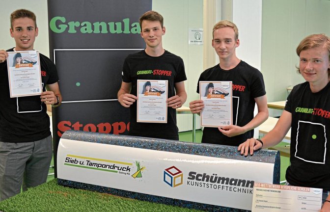 Die Macher mit dem Prototyp des Granulat-Stoppers (von links): Felix Herrmann, Simon Scheihing, Kevin Fleischer, Linus Buchholz. Foto: p