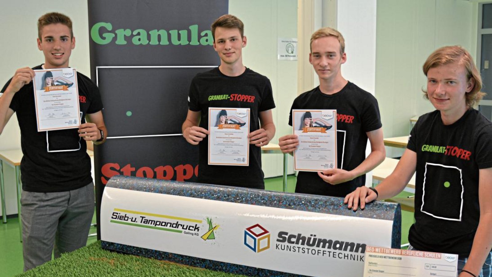 Die Macher mit dem Prototyp des Granulat-Stoppers (von links): Felix Herrmann, Simon Scheihing, Kevin Fleischer, Linus Buchholz. Foto: p Die Macher mit dem Prototyp des Granulat-Stoppers (von links): Felix Herrmann, Simon Scheihing, Kevin Fleischer, Linus Buchholz. Foto: p