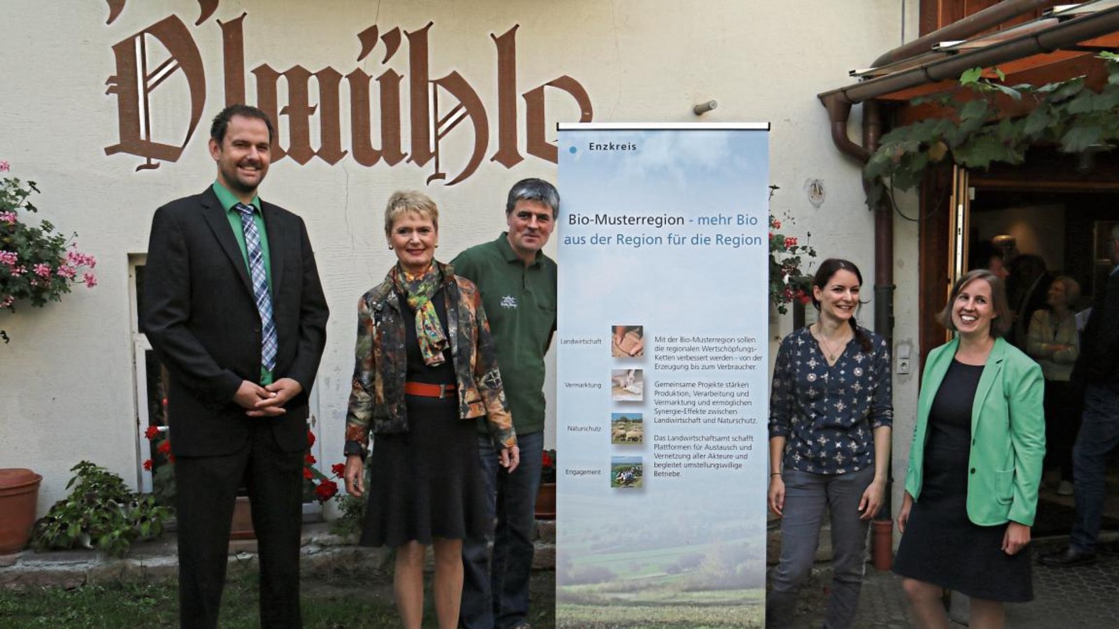 Freude bei der Auftaktveranstaltung bei (von links): Landrat Bastian Rosenau, Staatssekretärin Friedlinde Gurr-Hirsch, Ölmühlen-Inhaber Jürgen Krauth, Regionalmanagerin Marion Mack und Dr. Hilde Neidhardt, Dezernentin für Landwirtschaft, Forsten und öffentliche Ordnung. Foto: sr Freude bei der Auftaktveranstaltung bei (von links): Landrat Bastian Rosenau, Staatssekretärin Friedlinde Gurr-Hirsch, Ölmühlen-Inhaber Jürgen Krauth, Regionalmanagerin Marion Mack und Dr. Hilde Neidhardt, Dezernentin für Landwirtschaft, Forsten und öffentliche Ordnung. Foto: sr