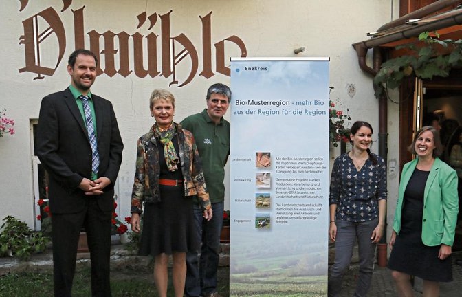 Freude bei der Auftaktveranstaltung bei (von links): Landrat Bastian Rosenau, Staatssekretärin Friedlinde Gurr-Hirsch, Ölmühlen-Inhaber Jürgen Krauth, Regionalmanagerin Marion Mack und Dr. Hilde Neidhardt, Dezernentin für Landwirtschaft, Forsten und öffentliche Ordnung.  Foto: sr