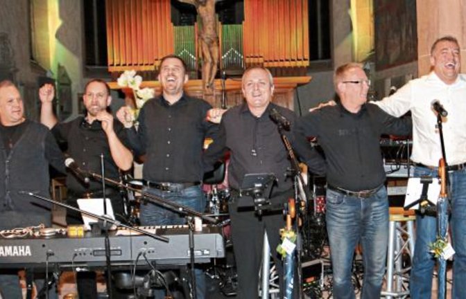 Besser und ihre Gastmusiker verabschieden sich.