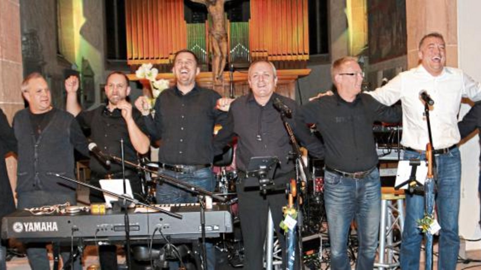 Besser und ihre Gastmusiker verabschieden sich.