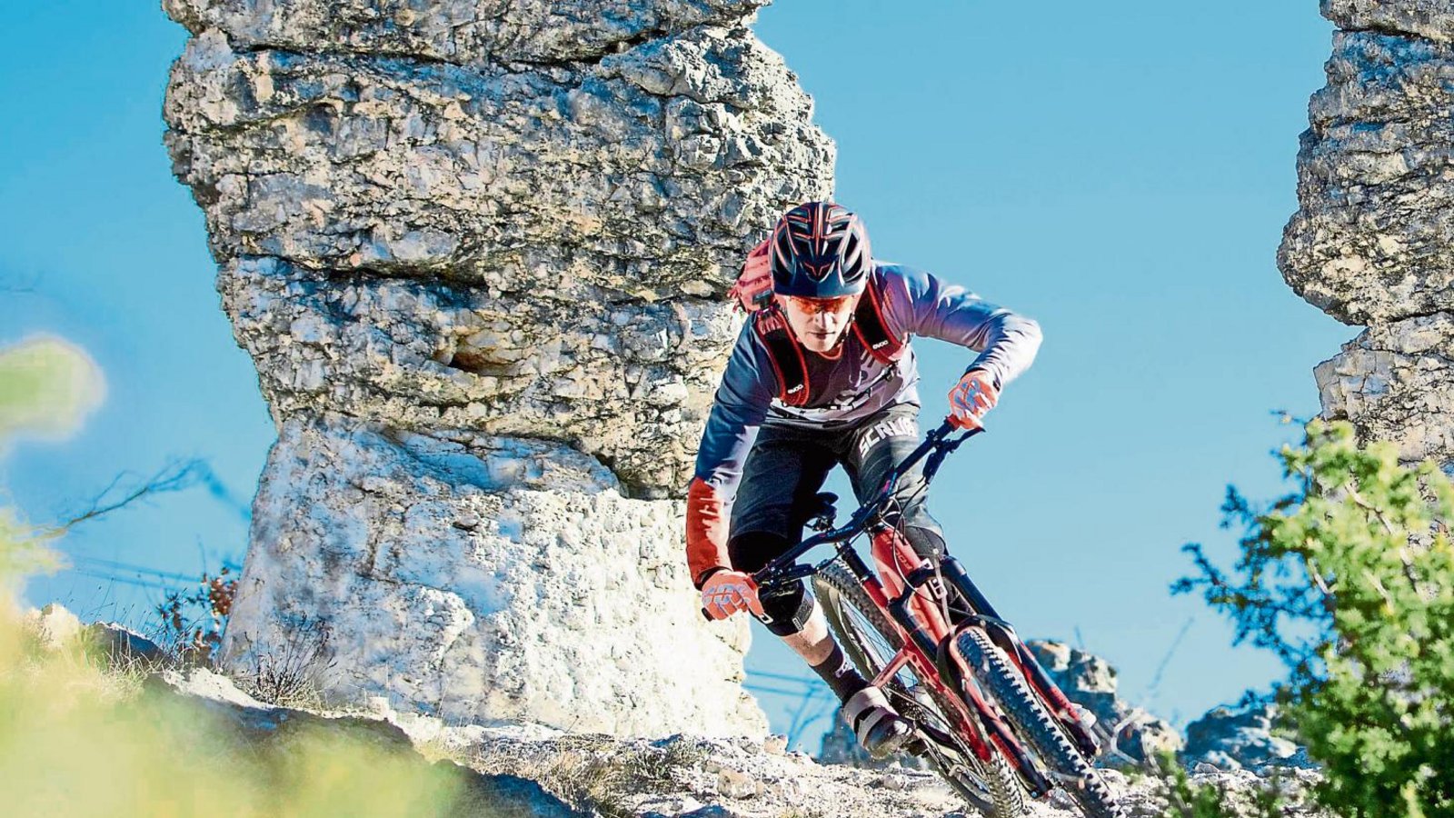 Heißer Ritt über schwieriges Terrain: Der Stuttgarter Fabian Scholz mit seinem Enduro-Mountainbike – bis zu 50 Kilometer weit über Stock und Stein  Foto: Geiger