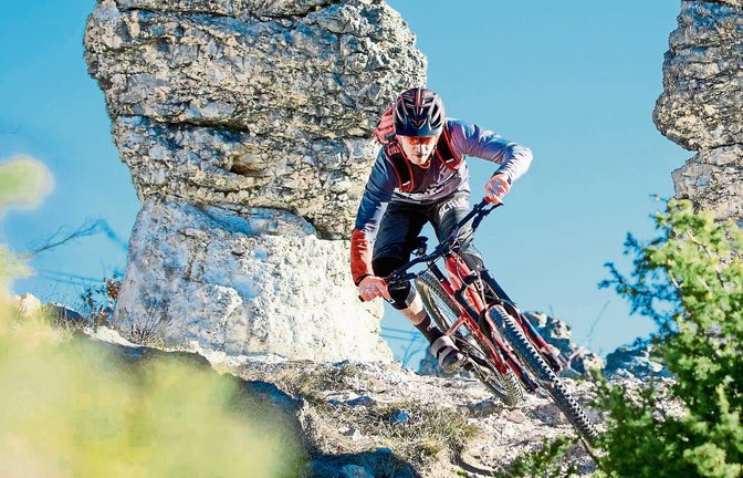 Heißer Ritt über schwieriges Terrain: Der Stuttgarter Fabian Scholz mit seinem Enduro-Mountainbike – bis zu 50 Kilometer weit über Stock und Stein  Foto: Geiger