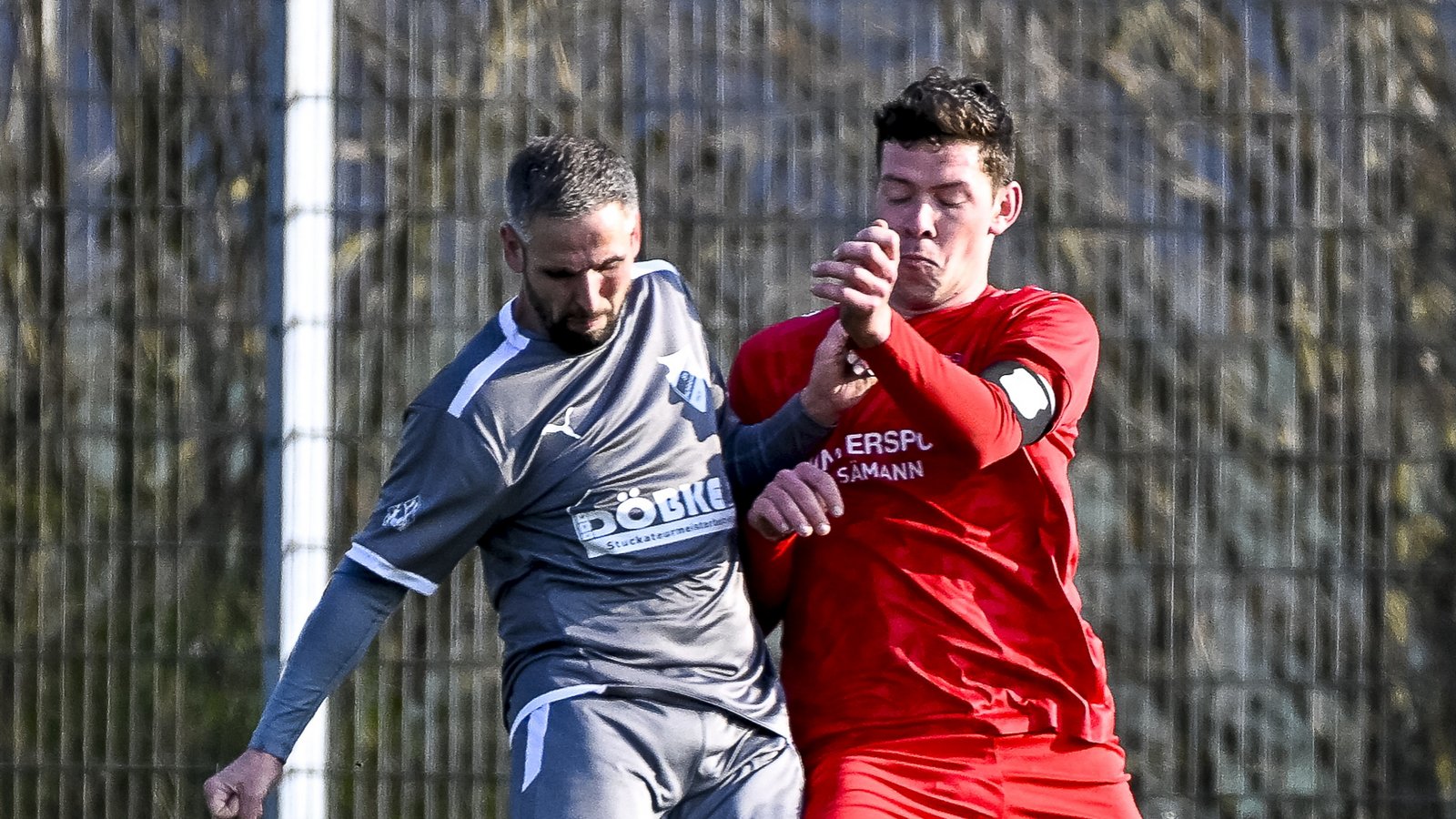 Äußerst zweikampfstark präsentiert sich Patrick Beisser (rechts) vom TSV Großglattbach im Spiel gegen den SV Horrheim II und Michael Schlosser. Am Ende ist fällt das Ergebnis deutlich aus. Fotos: Leitner Äußerst zweikampfstark präsentiert sich Patrick Beisser (rechts) vom TSV Großglattbach im Spiel gegen den SV Horrheim II und Michael Schlosser. Am Ende ist fällt das Ergebnis deutlich aus. Fotos: Leitner
