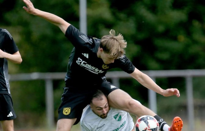 Affalterbach,    DEU, 28.08.2025.
Fussball TSV Affalterbach vs GSV Pleidelsheim II   .
Colin Zagatta (Pleidelsh, oben), Antonio La Macchia (Affalterb) .
Foto: Ralf Poller/Avanti .<span class='image-autor'>Avanti</span>