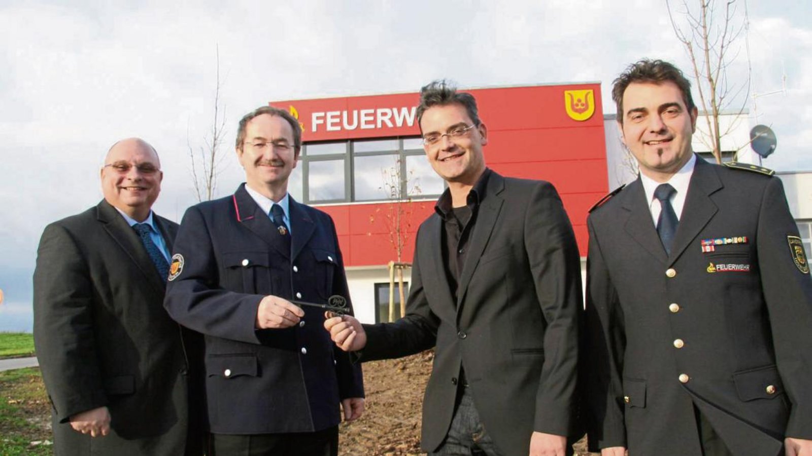 Bürgermeister Jürgen Scholz, Kommandant Achim Neidel, Architekt Armin Klotz und Kreisbrandmeister Andy Dorroch (von links) bei der symbolischen Schlüsselübergabe vor dem neuen Feuerwehrgerätehaus in Sersheim. Fotos: Rostek Bürgermeister Jürgen Scholz, Kommandant Achim Neidel, Architekt Armin Klotz und Kreisbrandmeister Andy Dorroch (von links) bei der symbolischen Schlüsselübergabe vor dem neuen Feuerwehrgerätehaus in Sersheim. Fotos: Rostek