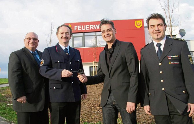Bürgermeister Jürgen Scholz, Kommandant Achim Neidel, Architekt Armin Klotz und Kreisbrandmeister Andy Dorroch (von links) bei der symbolischen Schlüsselübergabe vor dem neuen Feuerwehrgerätehaus in Sersheim. Fotos: Rostek