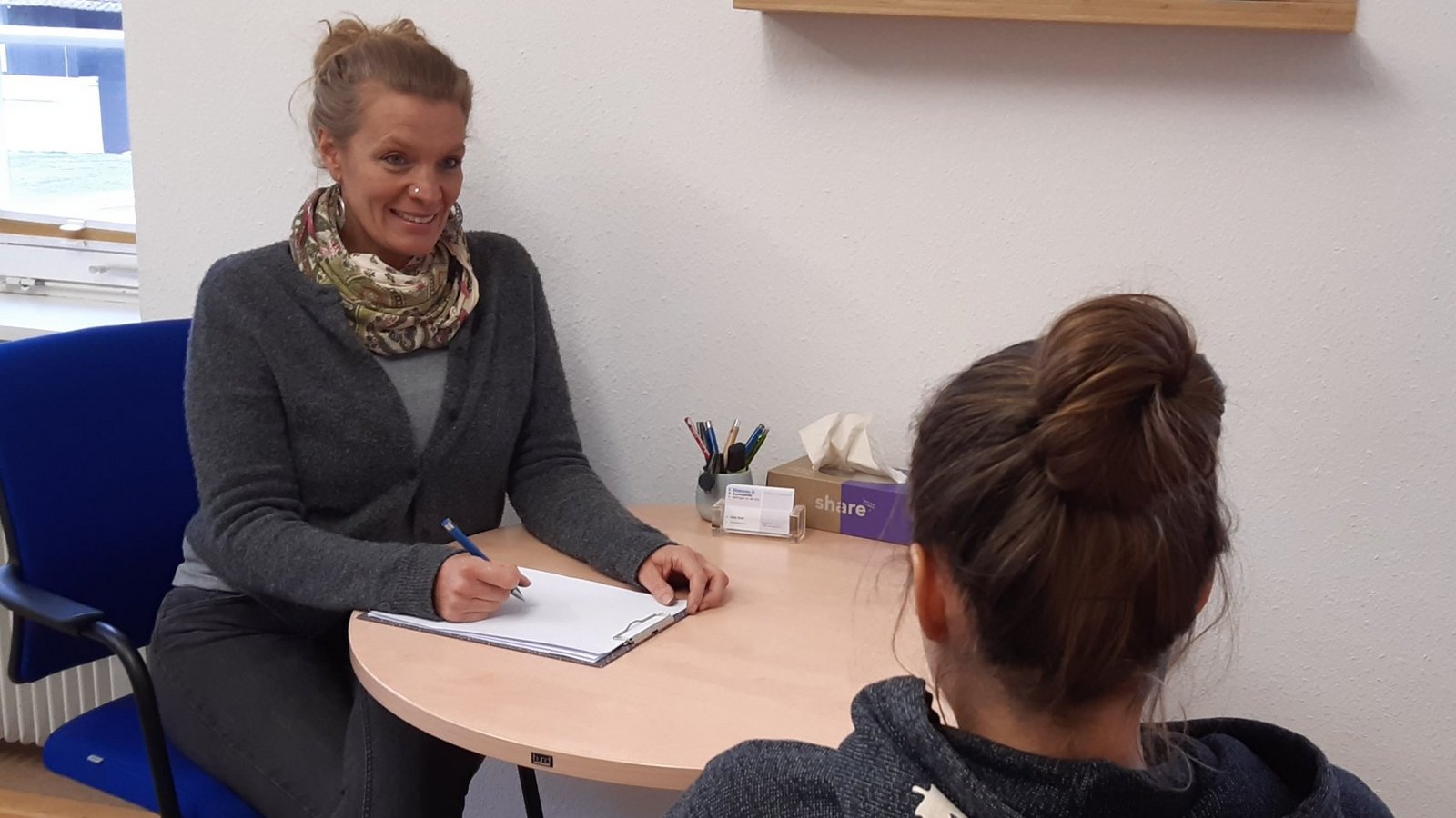 Bei der Beratung: Jana Ruhl (links) mit einer Klientin.  Foto: p