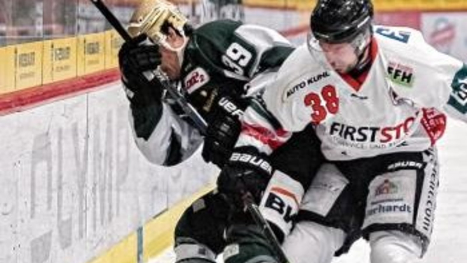 Matt McKnight (links) und die Bietigheim Steelers taten sich in Bad Nauheim icht so schwer wie in vergangenen Spielen. Foto: Simecek Matt McKnight (links) und die Bietigheim Steelers taten sich in Bad Nauheim icht so schwer wie in vergangenen Spielen. Foto: Simecek