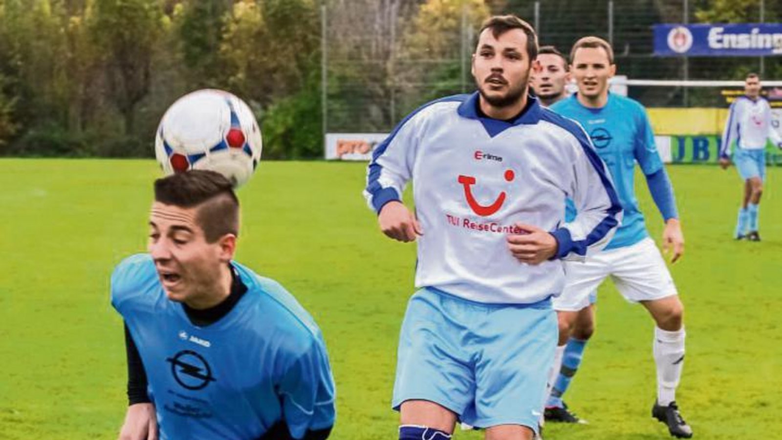 Marcel Dupper (TSV Häfnerhaslach) verlängert per Kopf genau auf den Fuß seines Vaihinger Gegenspielers Sven Adam. Foto: Simecek Marcel Dupper (TSV Häfnerhaslach) verlängert per Kopf genau auf den Fuß seines Vaihinger Gegenspielers Sven Adam. Foto: Simecek