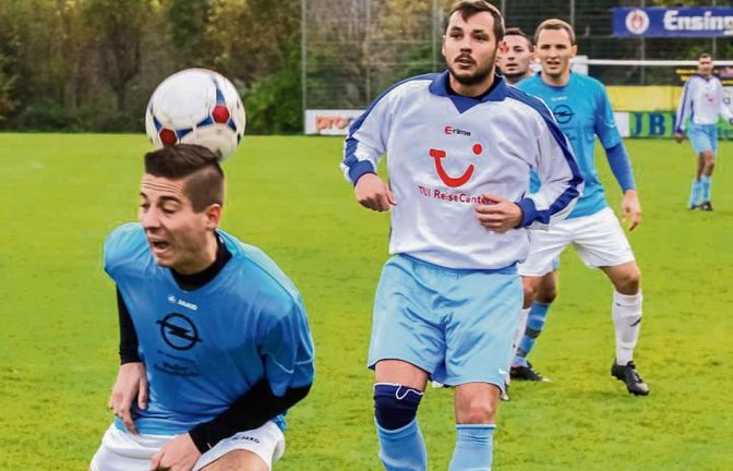 Marcel Dupper (TSV Häfnerhaslach) verlängert per Kopf genau auf den Fuß seines Vaihinger Gegenspielers Sven Adam. Foto: Simecek