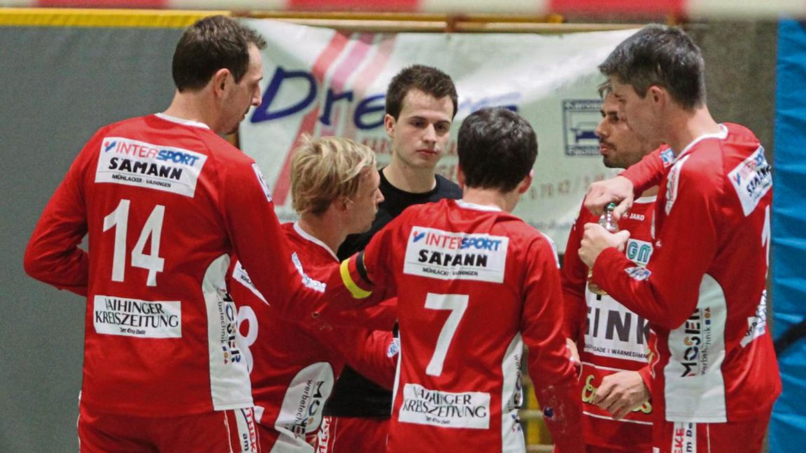 Kurz vor Spielbeginn gibt Spielertrainer Marco Lochmahr (Rückennummer sieben) die letzten Anweisungen. Foto: Nachreiner Kurz vor Spielbeginn gibt Spielertrainer Marco Lochmahr (Rückennummer sieben) die letzten Anweisungen. Foto: Nachreiner