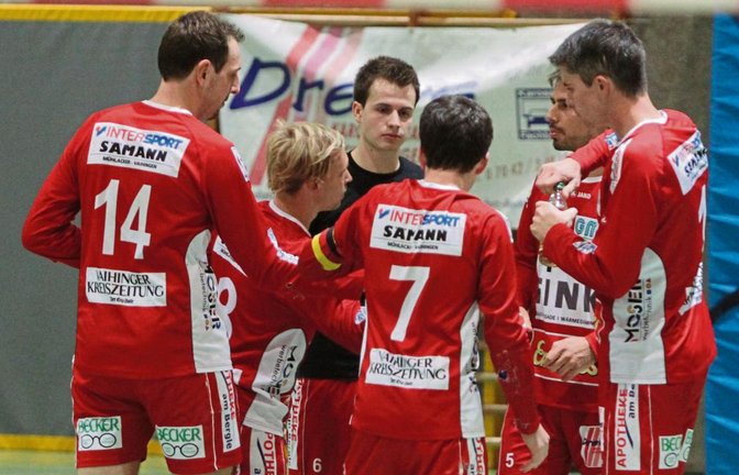 Kurz vor Spielbeginn gibt Spielertrainer Marco Lochmahr (Rückennummer sieben) die letzten Anweisungen. Foto: Nachreiner