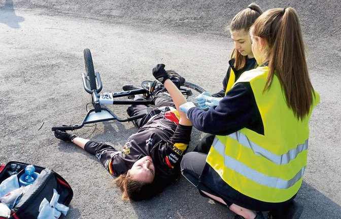 Die Jugendrotkreuzler müssen in verschiedenen Szenarien – hier der Sturz einer BMX-Fahrerin – das Gelernte anwenden.  Foto: p