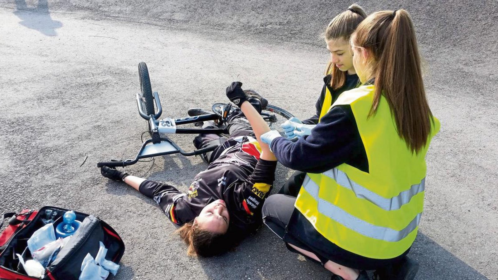 Die Jugendrotkreuzler müssen in verschiedenen Szenarien – hier der Sturz einer BMX-Fahrerin – das Gelernte anwenden.  Foto: p