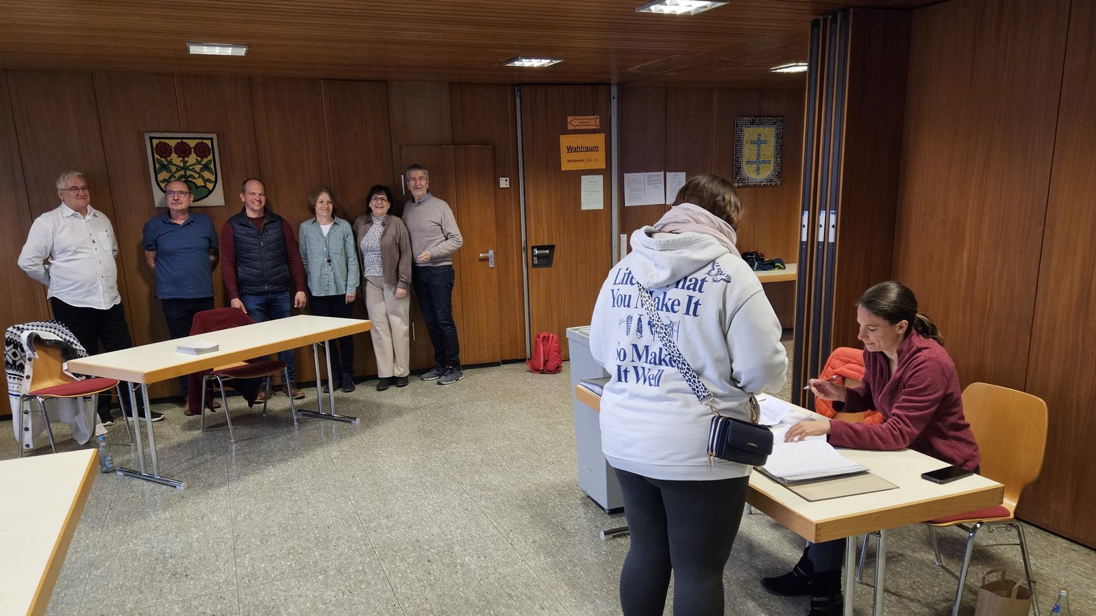 In der Hochdorfer Gemeindehalle wird auch kurz vor 18 Uhr noch abgestimmt. Foto: Rieger