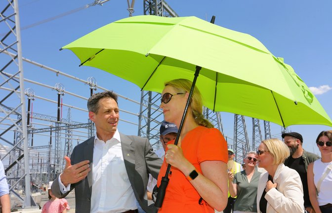 Informationen aus erster Hand: Landes-Umweltministerin Thekla Walker lässt sich von Oliver Strangfeld (TransnetBW) über den Baufortschritt des Umspannwerks berichten. <span class='image-autor'>Fotos: Küppers</span>
