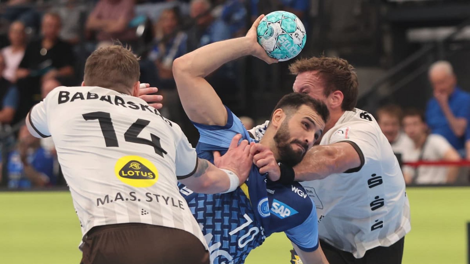 TVB-Rückraumspieler Mohamed Amine Darmoul setzt sich kraftvoll durch.Baumann