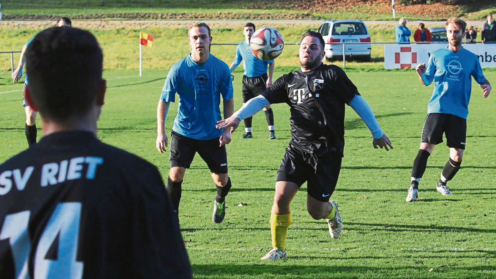 Unter den Augen des Torschützen Erkan Erdogan (Nummer 14) nimmt Pasquale Arena den Ball an. Am Ende siegt der SV Riet durch Erdogans Treffer mit 1:0 gegen Häfnerhaslach. Foto: Küppers Unter den Augen des Torschützen Erkan Erdogan (Nummer 14) nimmt Pasquale Arena den Ball an. Am Ende siegt der SV Riet durch Erdogans Treffer mit 1:0 gegen Häfnerhaslach. Foto: Küppers