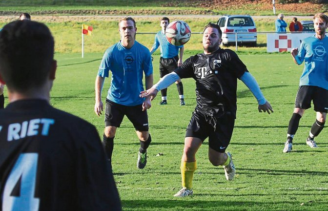 Unter den Augen des Torschützen Erkan Erdogan (Nummer 14) nimmt Pasquale Arena den Ball an. Am Ende siegt der SV Riet durch Erdogans Treffer mit 1:0 gegen Häfnerhaslach. Foto: Küppers
