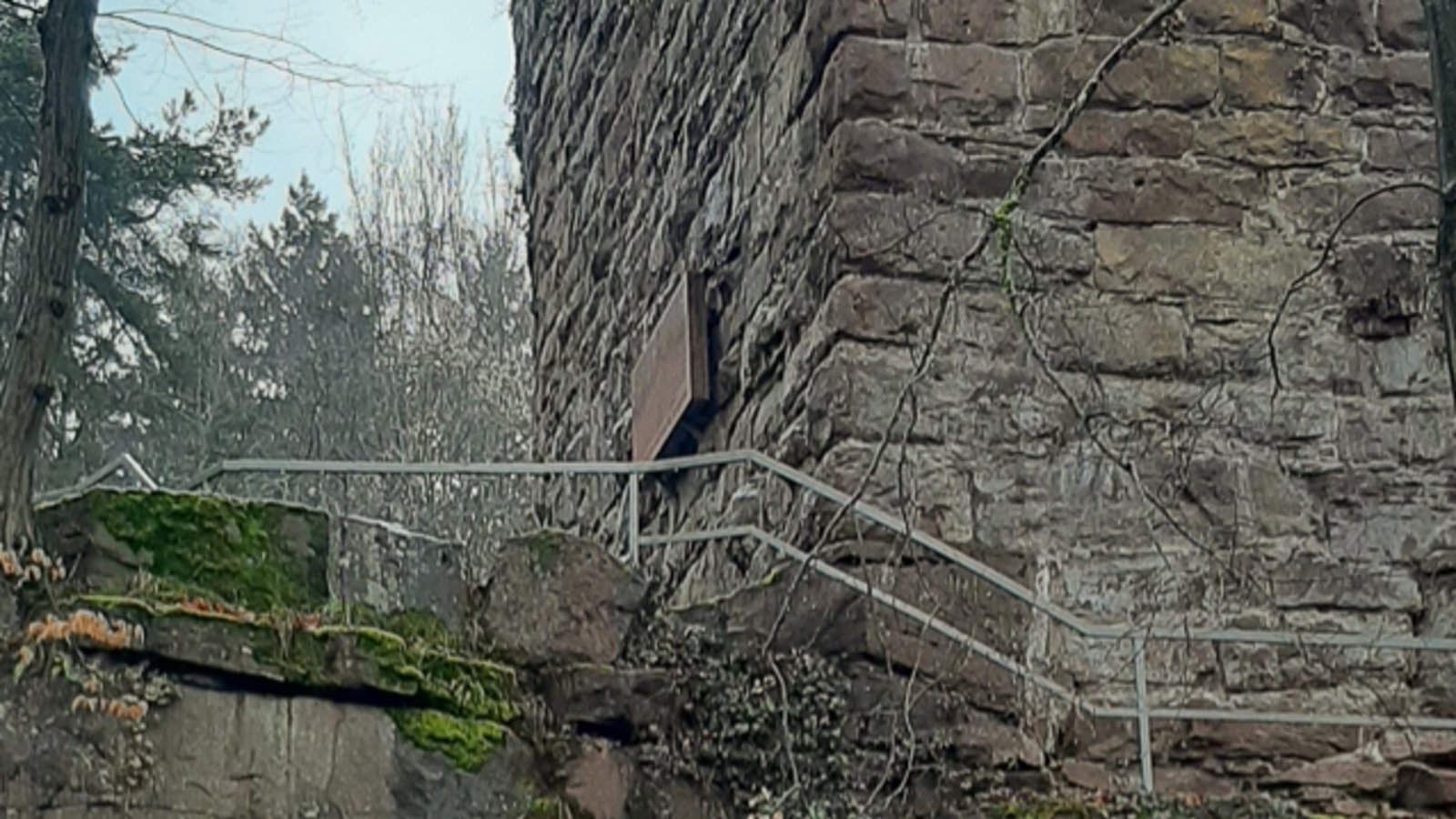Ruine Kräheneck mit den Wanderern. Foto: p Ruine Kräheneck mit den Wanderern. Foto: p