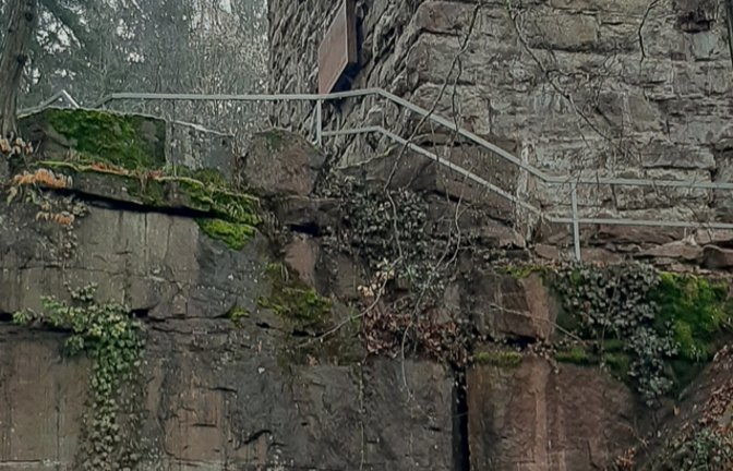 Ruine Kräheneck mit den Wanderern. <span class='image-autor'>Foto: p</span>