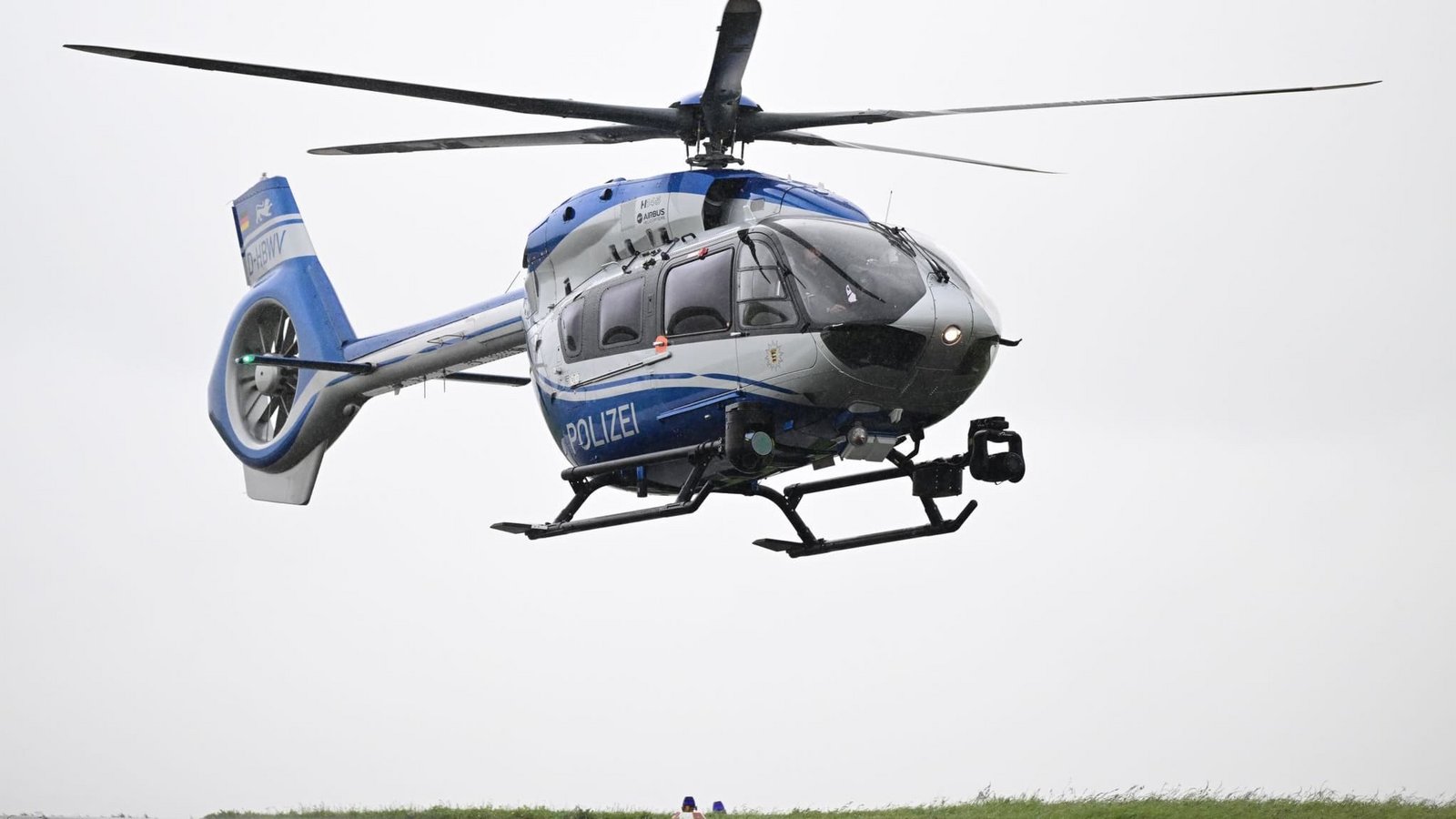 Ein Polizeihubschrauber suchte ebenfalls nach dem Fahrzeug. (Symbolbild)Bernd Weißbrod/dpa Ein Polizeihubschrauber suchte ebenfalls nach dem Fahrzeug. (Symbolbild)Bernd Weißbrod/dpa
