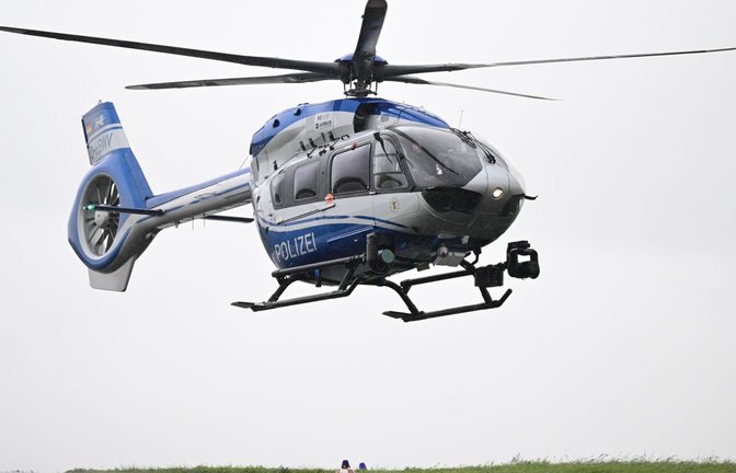 Ein Polizeihubschrauber suchte ebenfalls nach dem Fahrzeug. (Symbolbild)<span class='image-autor'>Bernd Weißbrod/dpa</span>
