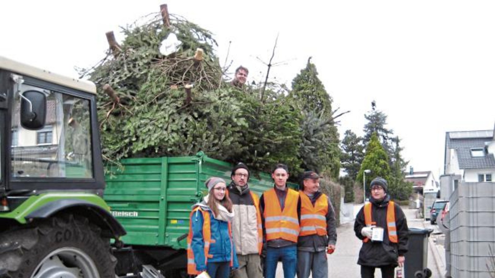 In vielen Orten waren am vergangenen Samstag Ehrenamtliche unterwegs, um die ausgedienten Christbäume gegen eine kleine Gebühr einzusammeln. Auch in Illingen waren In vielen Orten waren am vergangenen Samstag Ehrenamtliche unterwegs, um die ausgedienten Christbäume gegen eine kleine Gebühr einzusammeln. Auch in Illingen waren