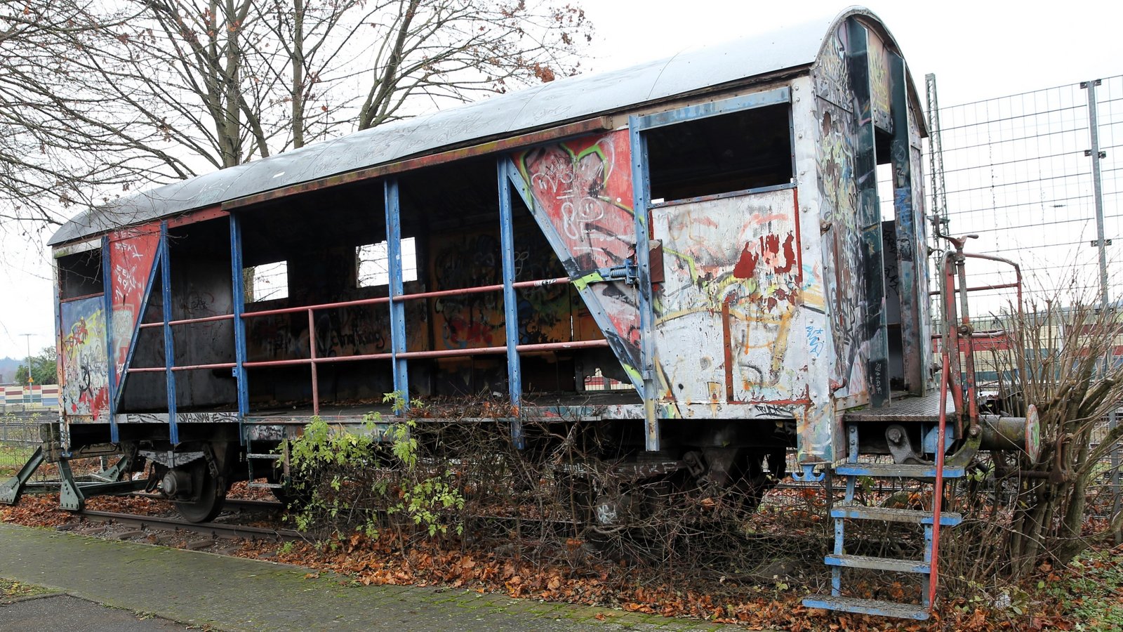 Der alte Bahnwaggon war Schauplatz eines Videodrehs. Im weiteren Verlauf kam es in der Nähe zur Körperverletzung mit der Machete. Foto: Küppers Der alte Bahnwaggon war Schauplatz eines Videodrehs. Im weiteren Verlauf kam es in der Nähe zur Körperverletzung mit der Machete. Foto: Küppers