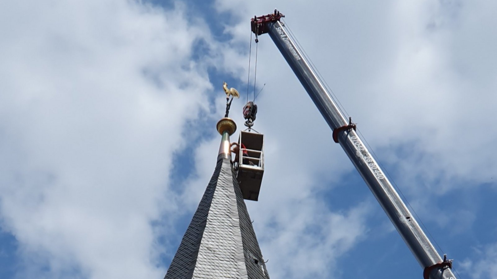 Die Dachdecker lassen es funkeln am Kirchturm in Enzweihingen mit dem neuen Kegel aus Kupfer. Foto: Berner Die Dachdecker lassen es funkeln am Kirchturm in Enzweihingen mit dem neuen Kegel aus Kupfer. Foto: Berner
