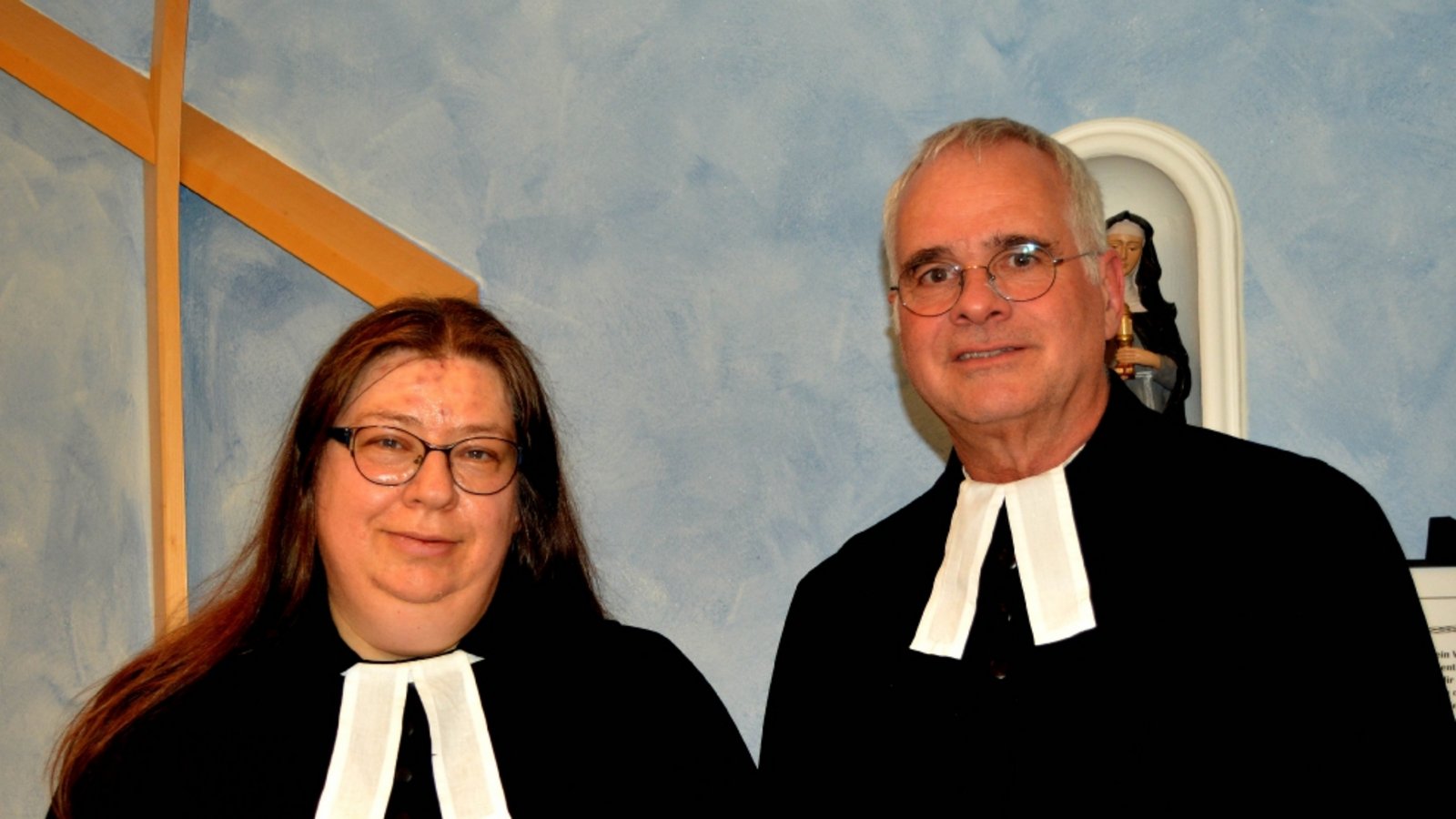 Dekan Jürgen Huber führt Sandra Epting in ihr Amt als Pfarrerin für Altenheimseelsorge und Bezirksdiakoniepfarrerin ein.  Foto: Stahlfeld