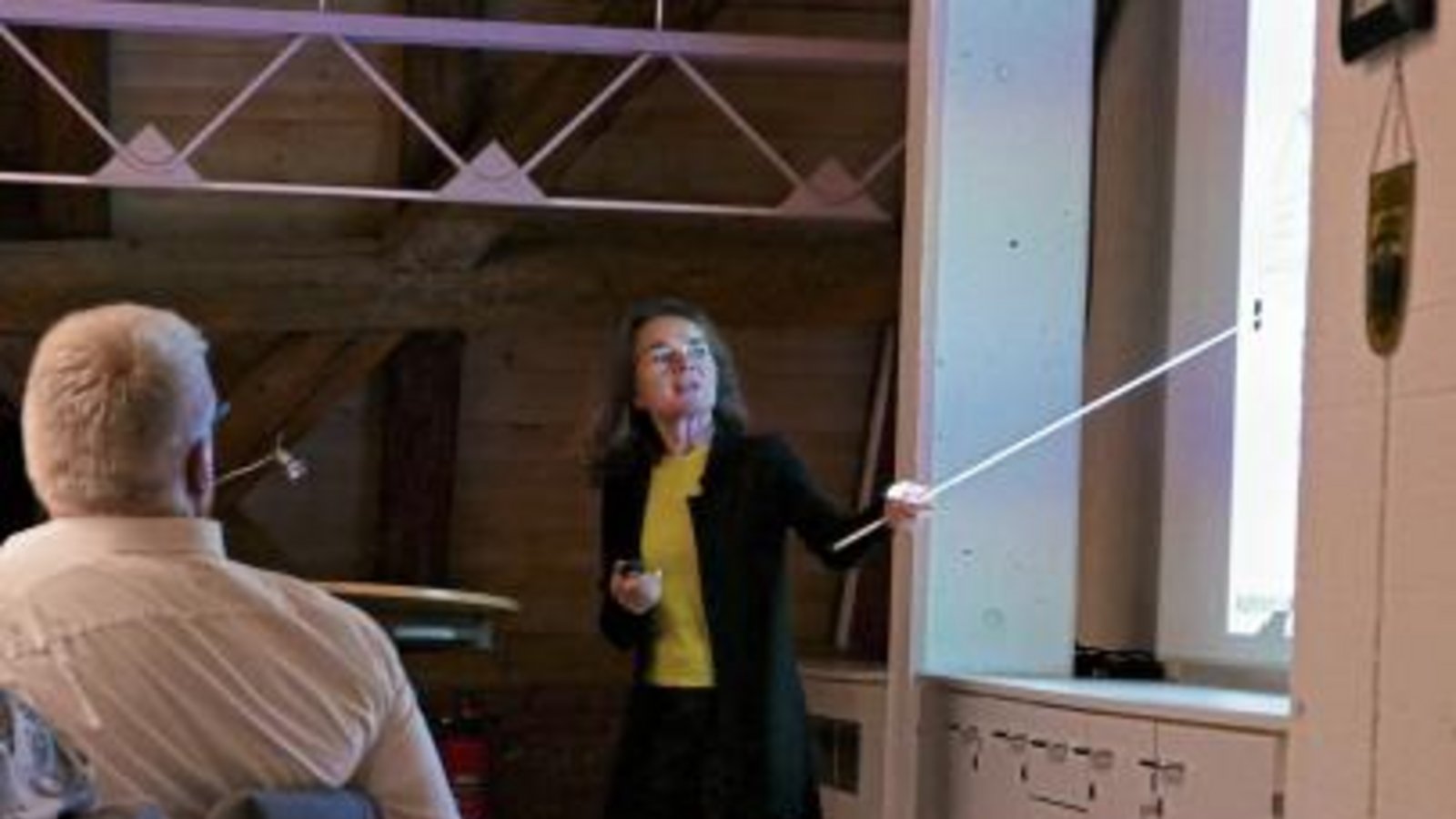Architektin Sabine Mauer erläutert das Bauvorhaben im Rat.  Foto: Romanowski