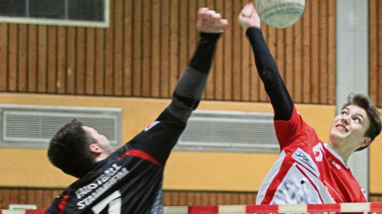 Vaihingens Johannes Jungclaussen (rechts) ist an der Leine vor Stammheims Maximilian Gayer am Ball. Foto: Nachreiner Vaihingens Johannes Jungclaussen (rechts) ist an der Leine vor Stammheims Maximilian Gayer am Ball. Foto: Nachreiner