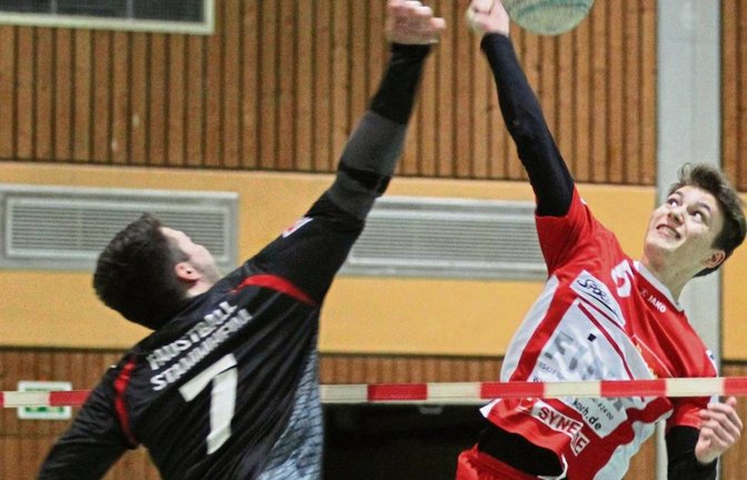 Vaihingens Johannes Jungclaussen (rechts) ist an der Leine vor Stammheims Maximilian Gayer am Ball. Foto: Nachreiner