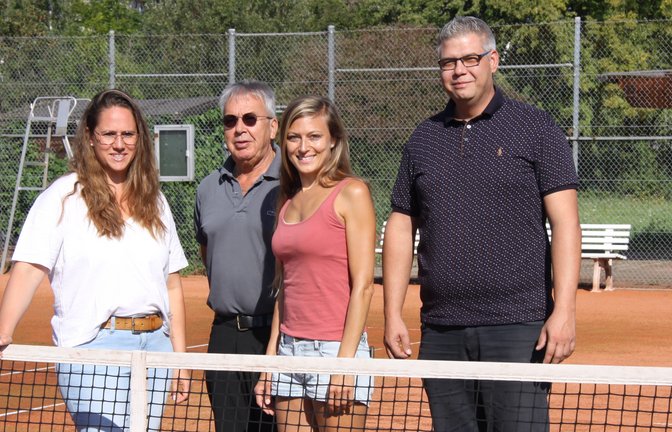 Der Tennisclub wird vom FC Gündelbach übernommen; von links Natalie Leidig, Thomas Fritzlar, Annika Menze und Karl-Heinz Bürgermeister. <span class='image-autor'>Foto: p</span>